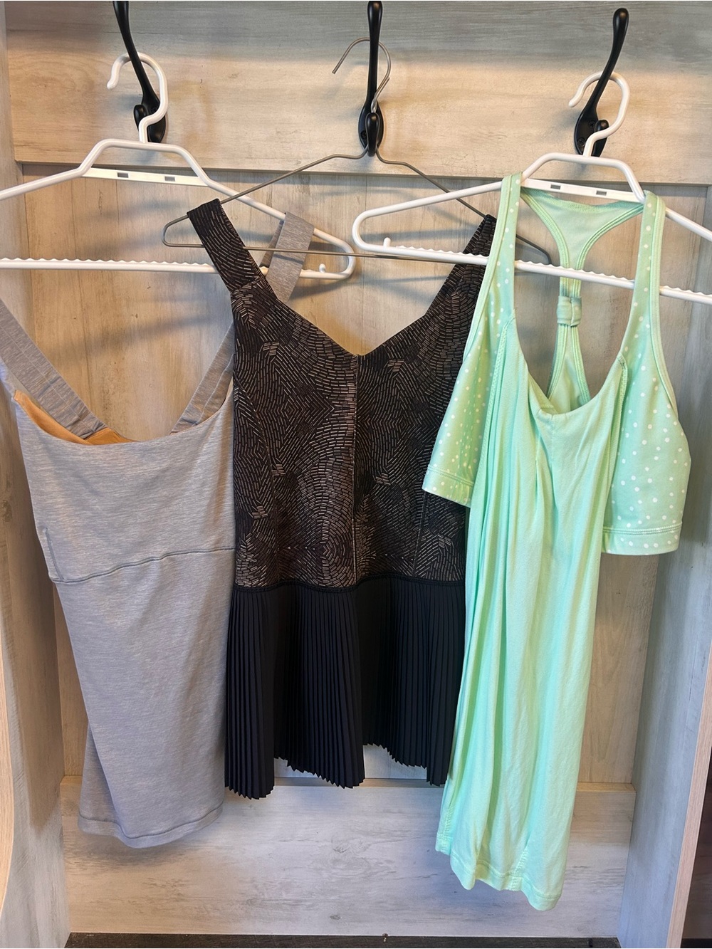 6 LULULEMON SIZE 8 TANKS